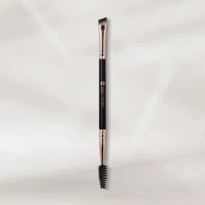 برس Studio FX Fill & Sculpt پیپا آف لاندن، ابزاری حرفه‌ای برای طراحی ابرو با 3 کارکرد: خط اندازی، پر کردن و شانه کردن. موهای وگان و بدون تست حیوانی، با طراحی ارگونومیک.